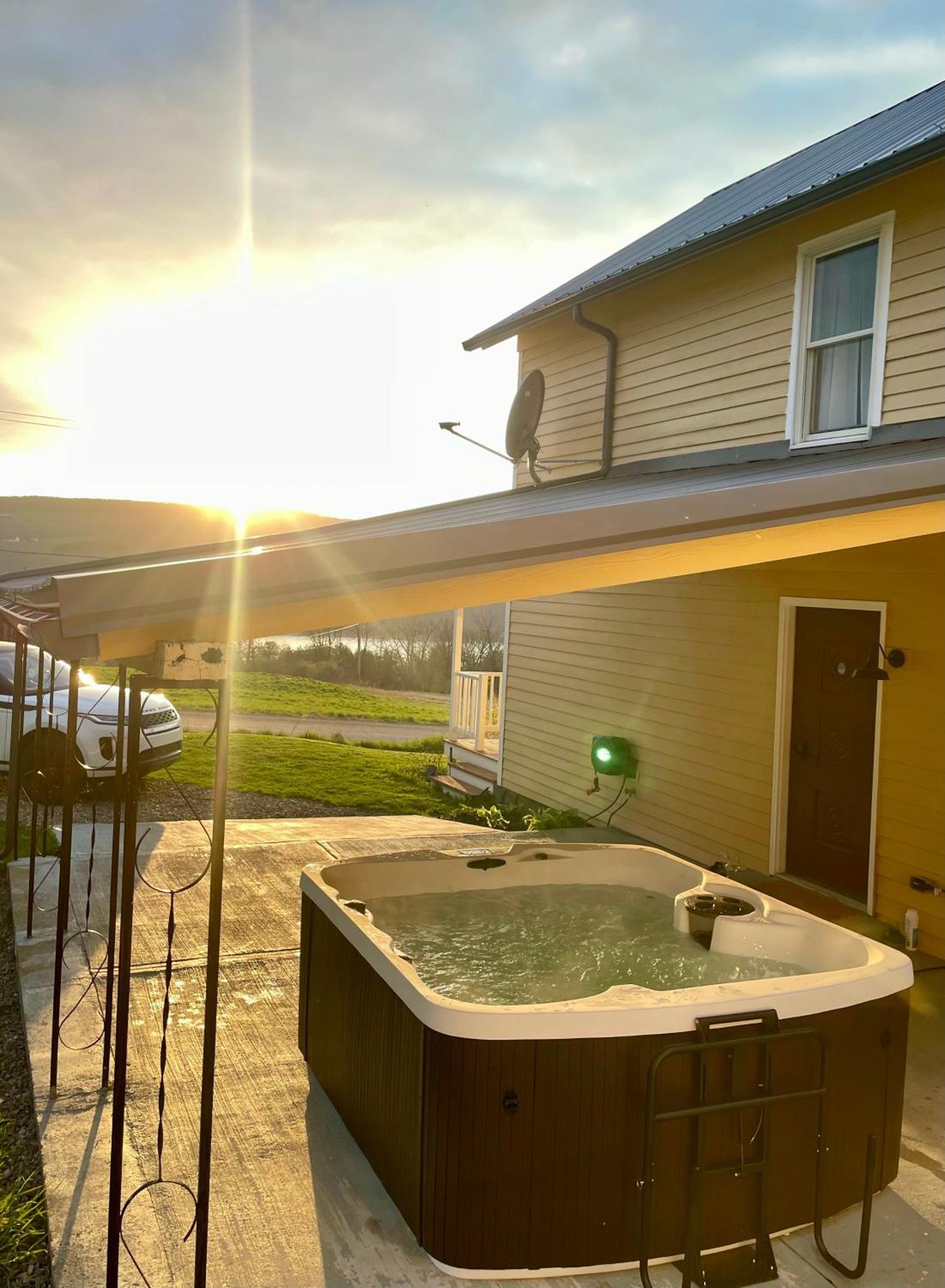 Vineyard Farmhouse With Hot Tub & Lake Views 해먼즈포트 외부 사진